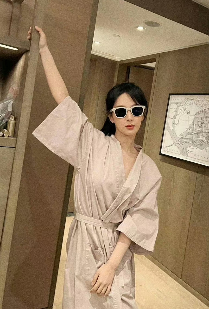 杨紫手拿番茄路透已出,好像是在拍某师傅的广告,不过杨紫不是在旅游吗