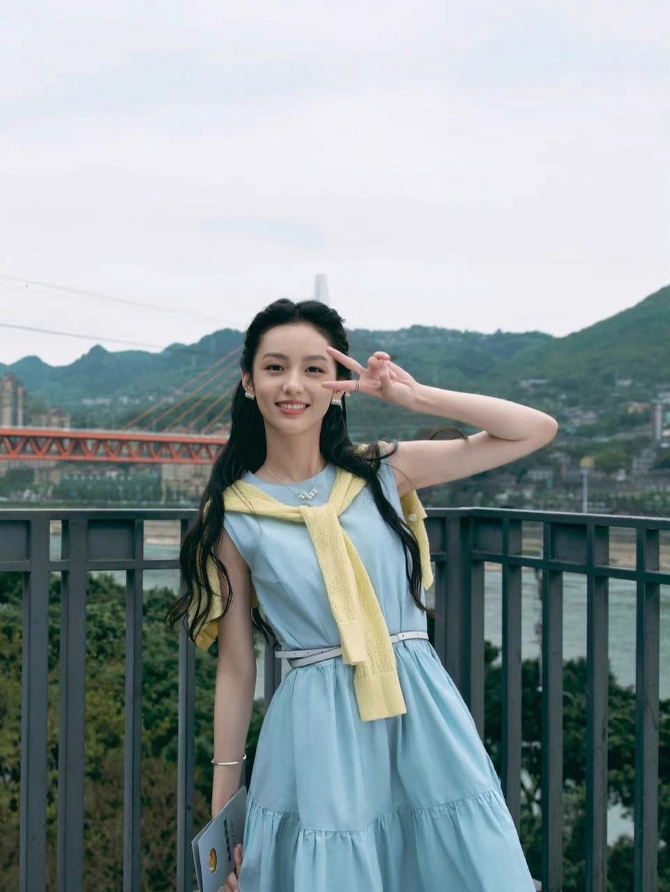 周也,1998年5月20日出生于重庆市,中国内地女演员,毕业于北京电影学院