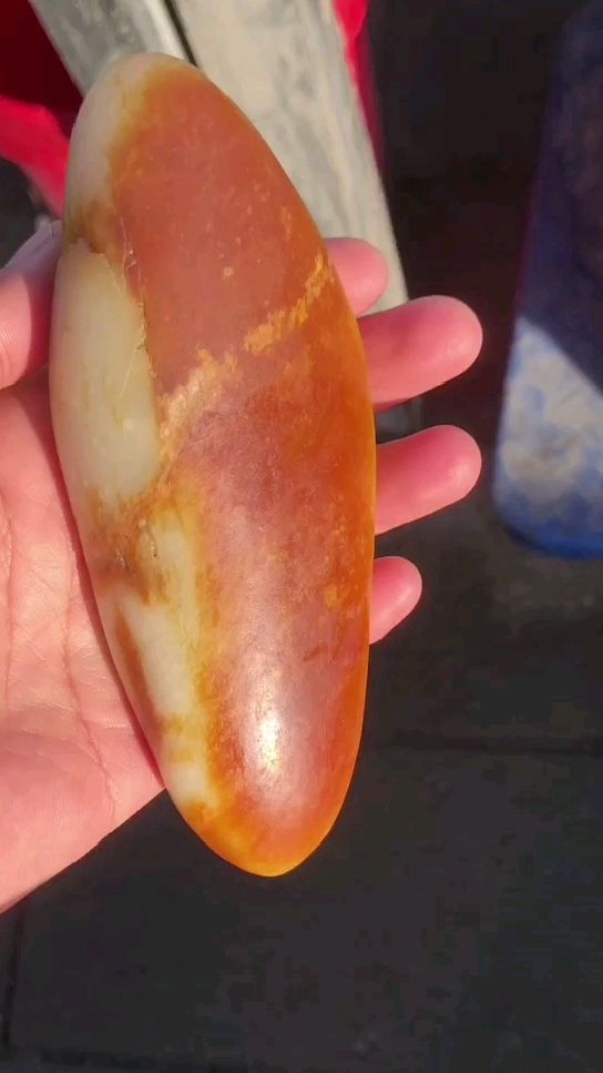 和田玉玛丽艳红皮籽料