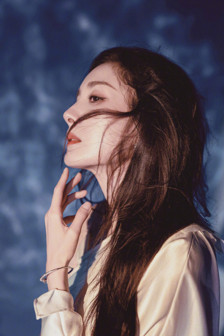 杨幂水波纹大片# 杨幂丝绸装水波纹大片,好像美人鱼公主,姐姐真的好