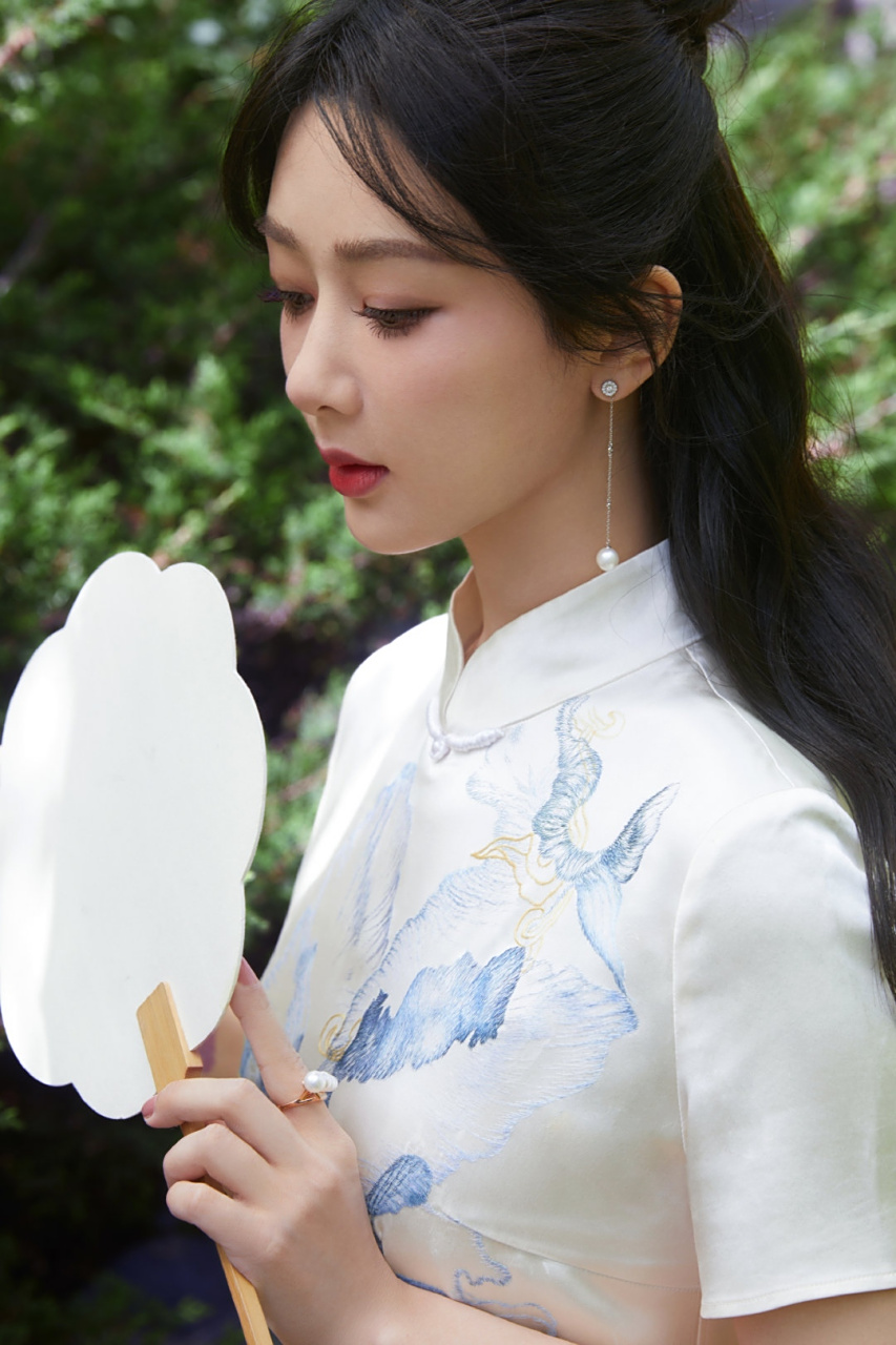 杨紫# 一袭白色旗袍,清纯甜美的容颜,纤瘦苗条的身材,妩媚柔情,性感