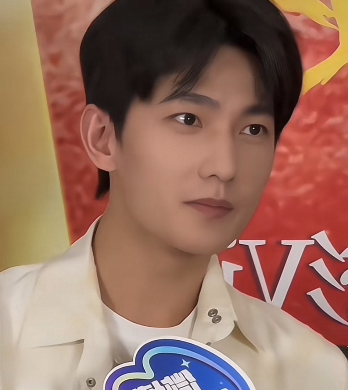 现在才发现杨洋并不是双眼皮[捂脸]一直以为是双眼皮,单眼皮男生也