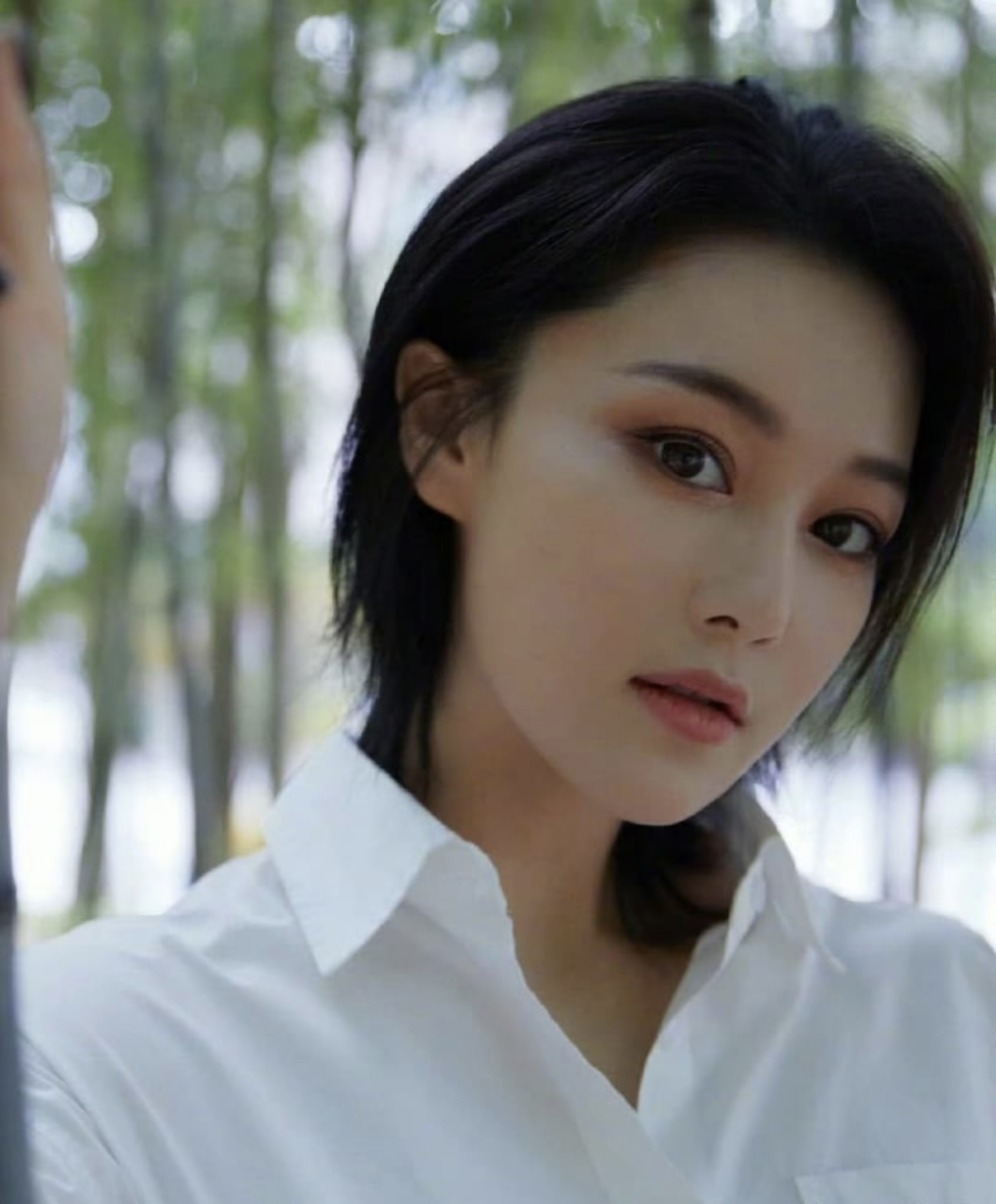 美女# 张馨予短发白色衬衣牛仔裤穿搭又美又酷