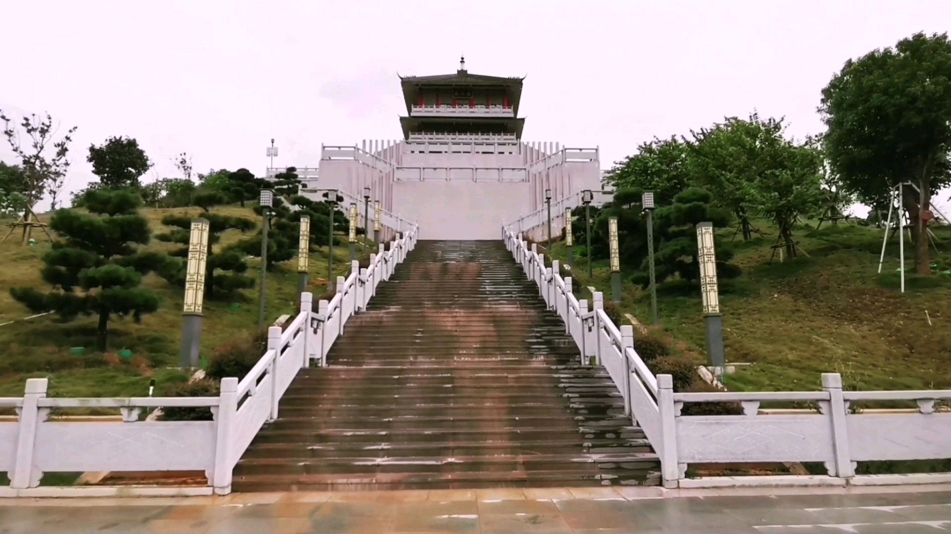 [图]它像颐和园的佛香阁,它像西藏的布达拉宫,它是茂名的新名片