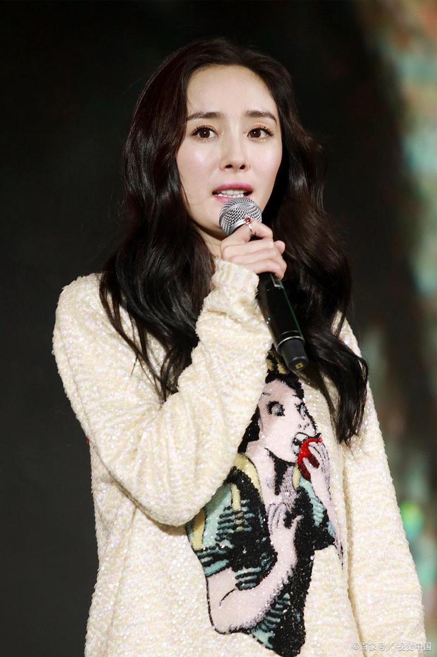 杨幂:娱乐圈女王的多彩演艺人生  小小年纪的杨幂,就在电视剧《唐明皇