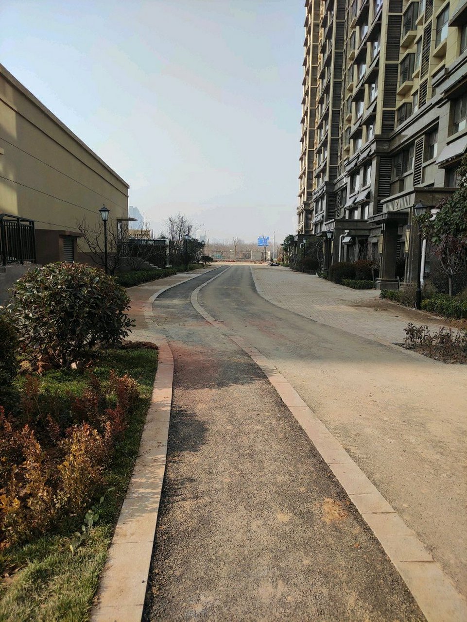 济南东部片区中垠御苑小区即将交房,小区正在绿化阶段,总共没有几栋楼