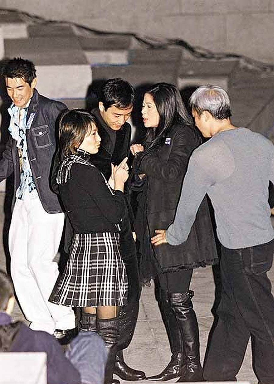 何超琼和张国荣共舞,何超琼与娱乐圈艺人交往密切,人缘也挺好