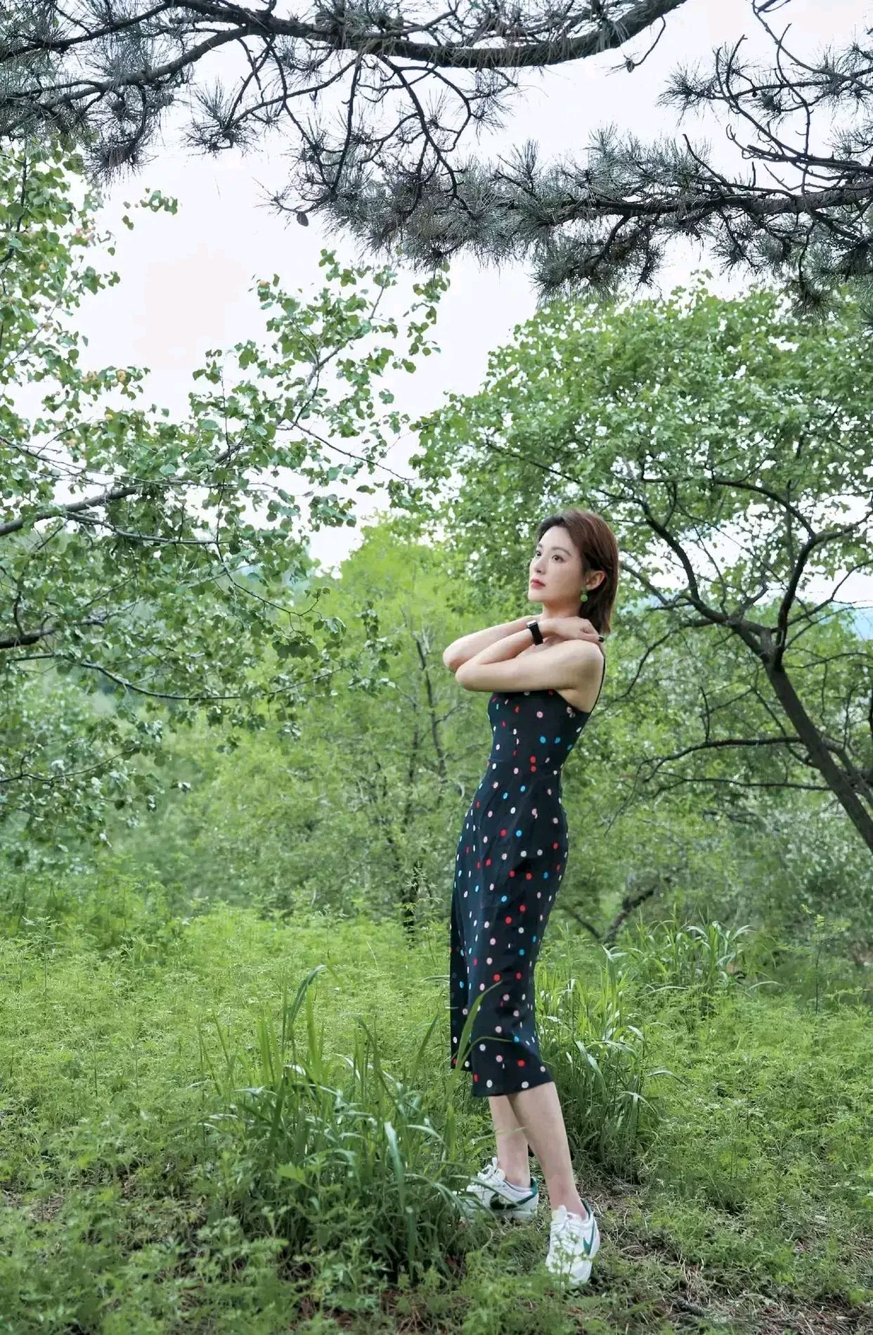 毛林林一袭吊带裙尽显妩媚动人