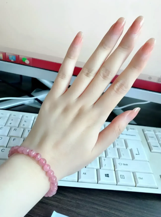 而是选择骑电办公室女生的手图片骨瘦如柴的手女生手指螺纹图片女人手