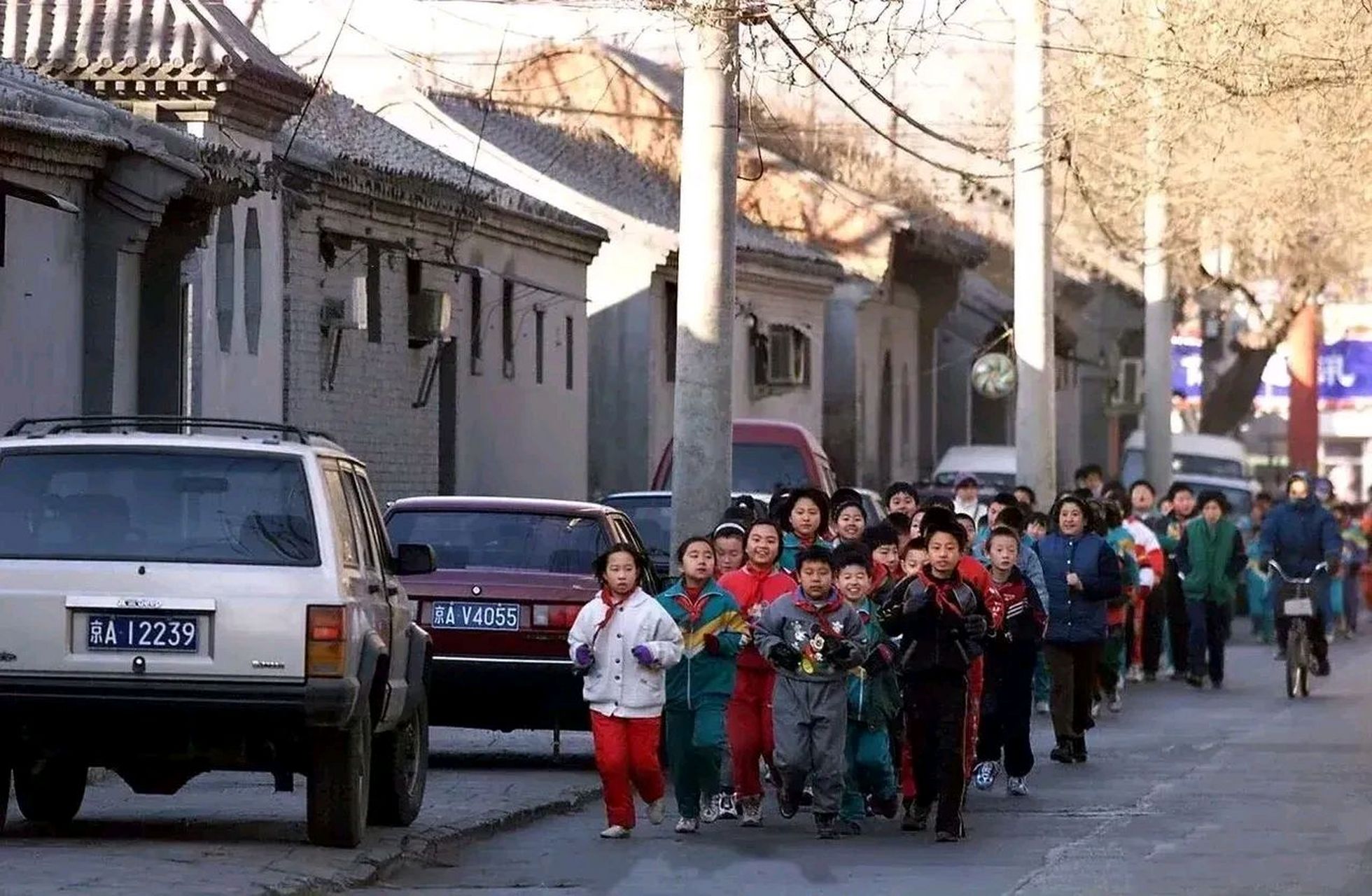1999年的北京,在胡同里晨跑的小学生们.