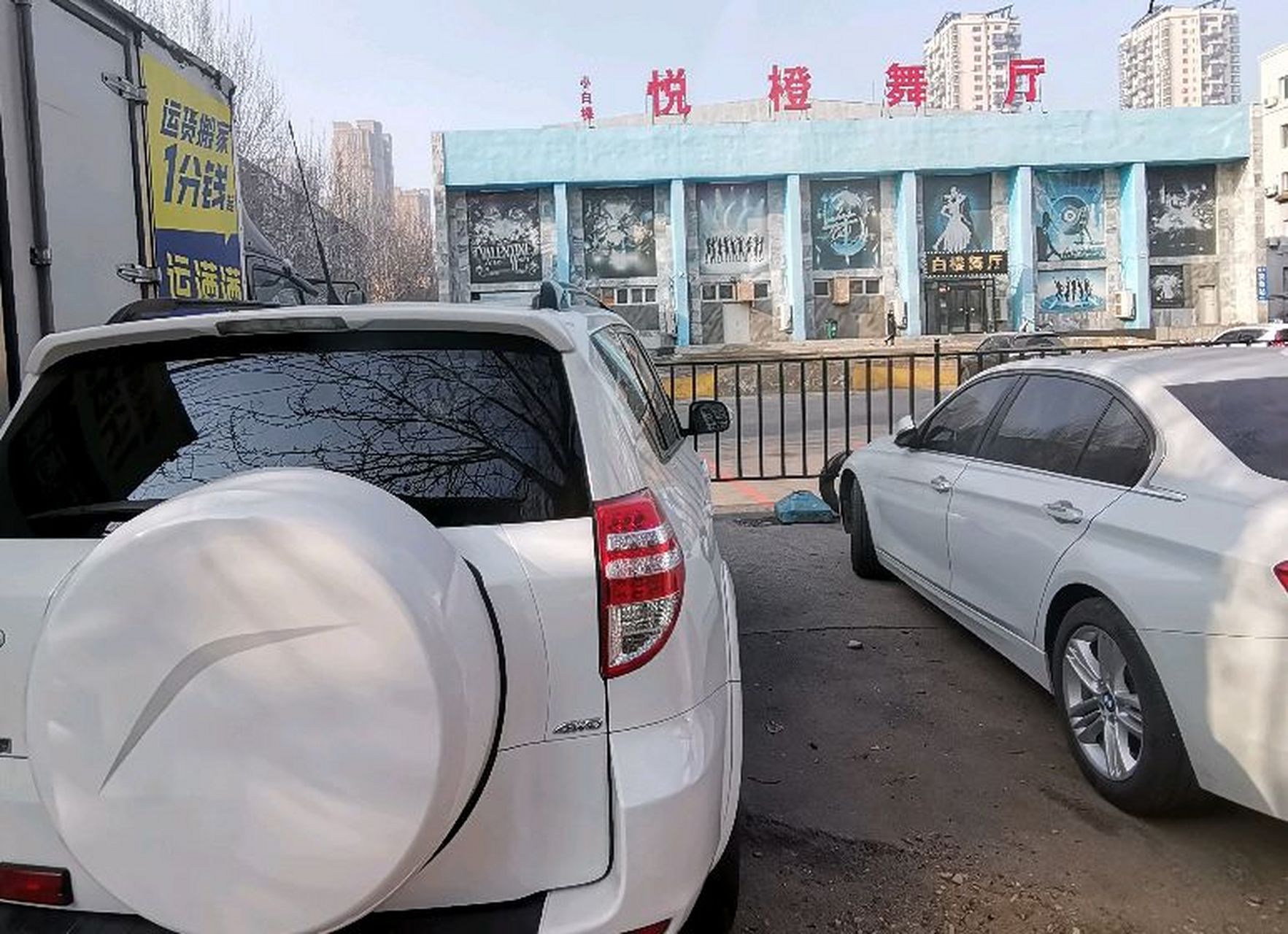 提起沈阳的小白楼,在老沈阳人中家喻户晓,离崇山路辽宁大学主校区很近