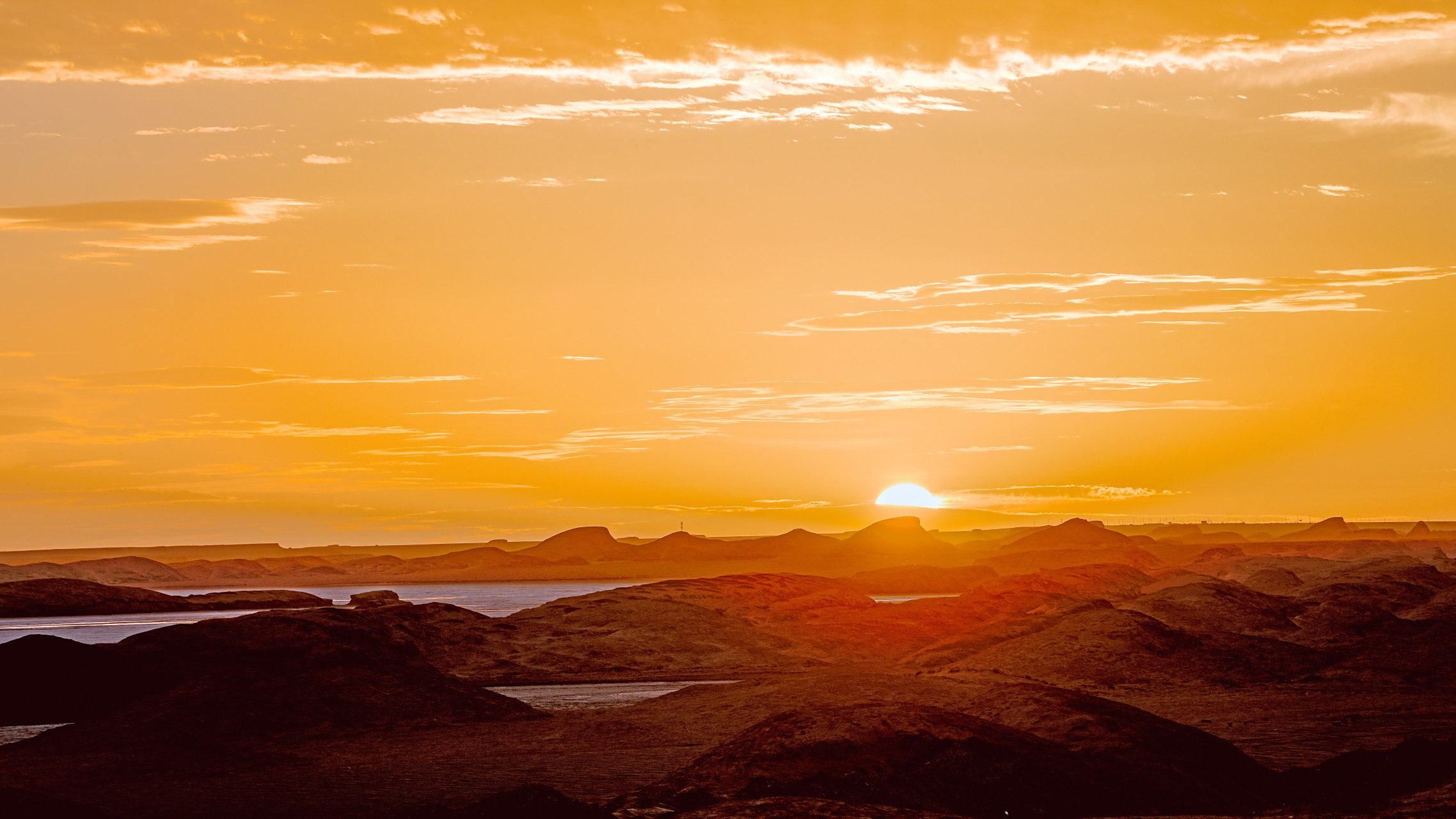 荒漠中晚霞更火红一青海柴达木盆地拍摄