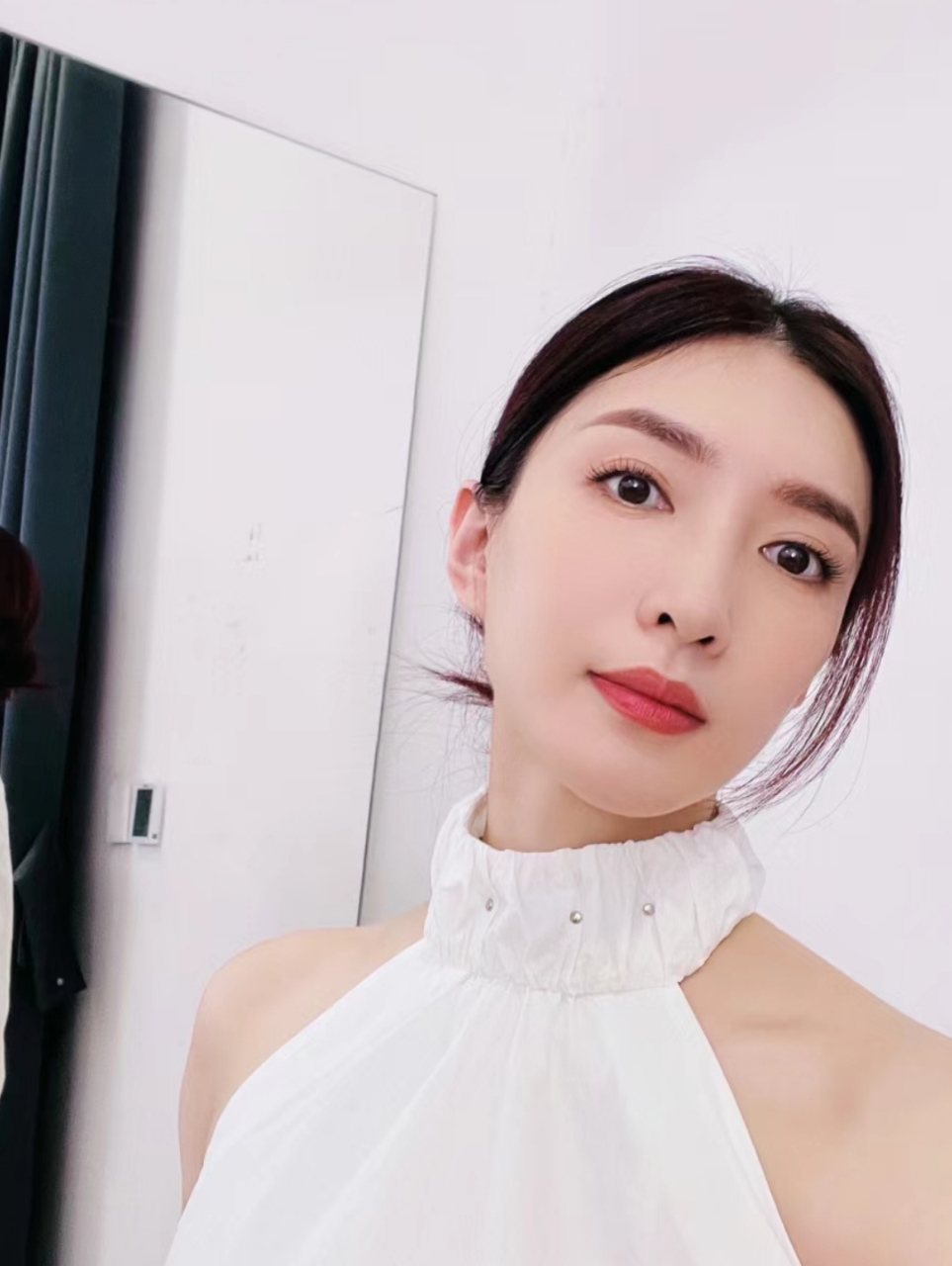 江疏影穿白色挂脖装自拍,健身把肩膀练宽了,照片看起来有点壮实.