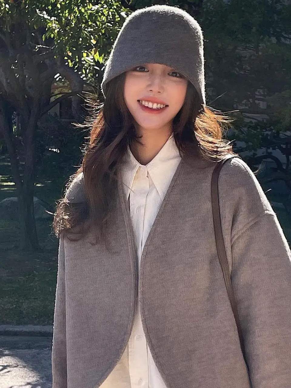 冬天光腿穿裙子肯定是不现实的,为了能够在满足心愿的同时还能穿的