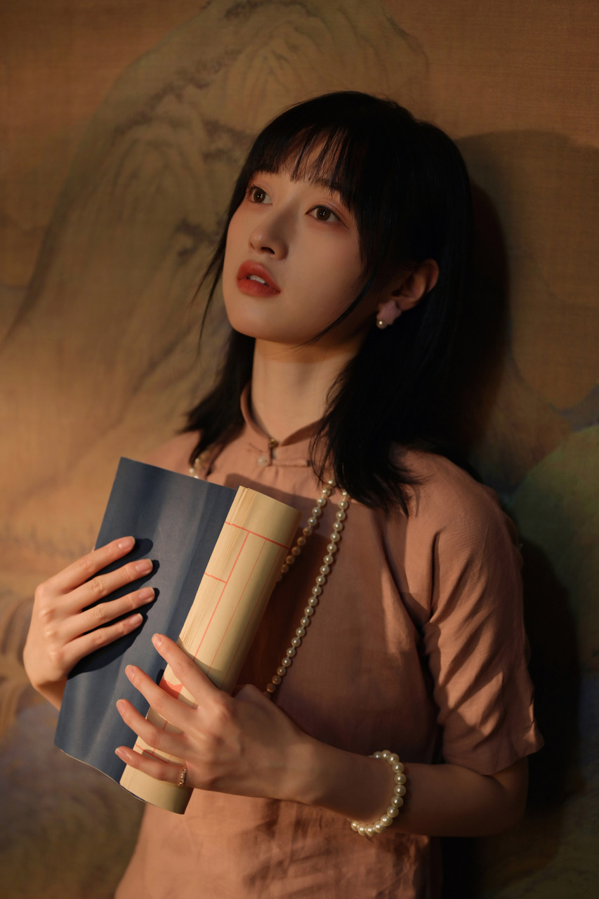 女人如花,花若绽放,优雅淡定; 女人如水,上善若水,亮丽圣洁.