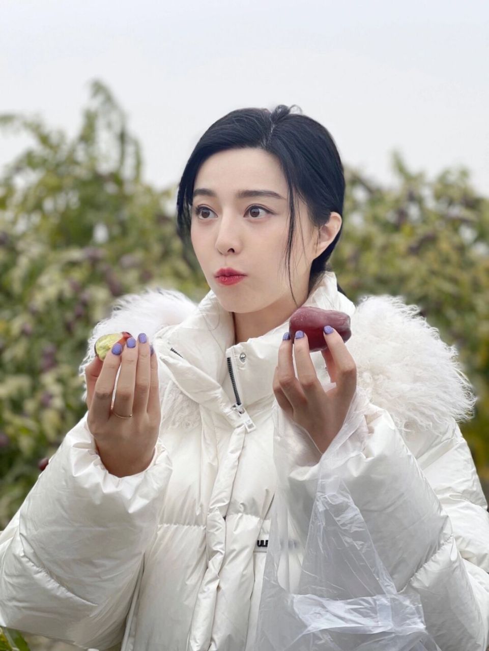 范冰冰公益助农好有爱心,穿白色羽绒服减龄有活力,气质还是这么出众