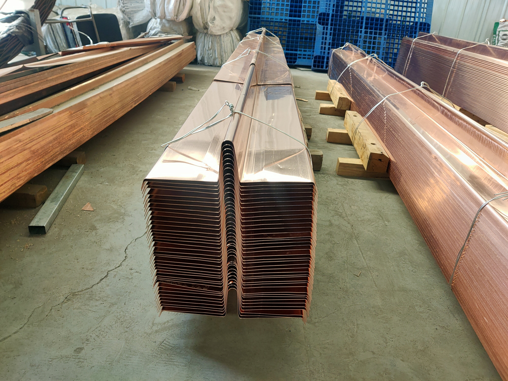 紫铜止水钢板使用的材料紫铜,就是铜单质,因其颜色为紫红色而得名.