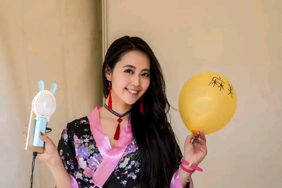 回顾,石悦以702分入清华又保北大,毕业后却成了游戏主播!