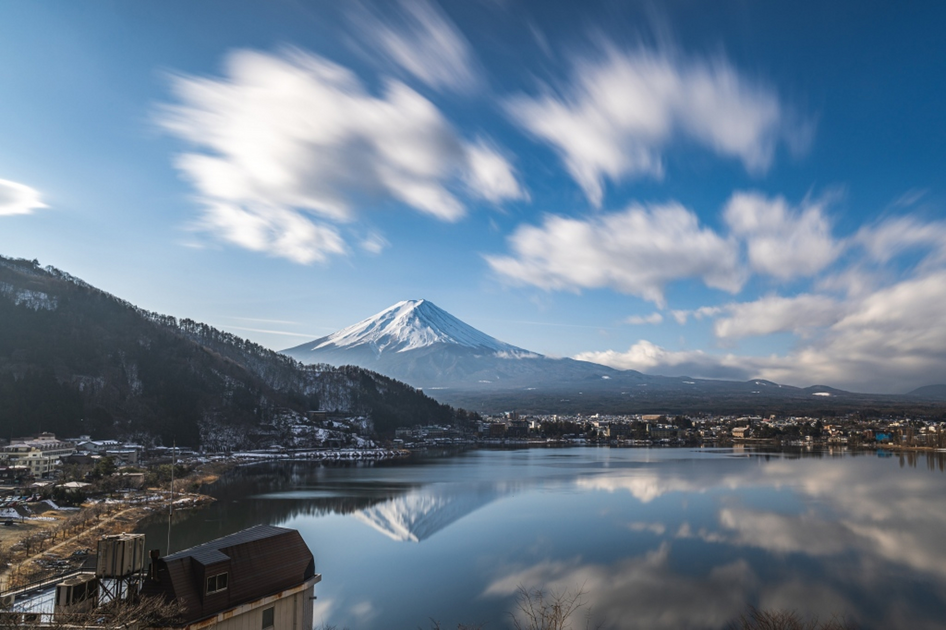 日本的著名旅游景点富士山是一座活火山,山体呈完美的锥形,山顶白雪
