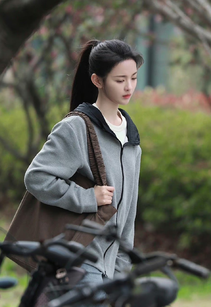 杨超越《如果奔跑是我的宿命》饭拍路透,穿灰色连帽开衫套装内搭卫衣