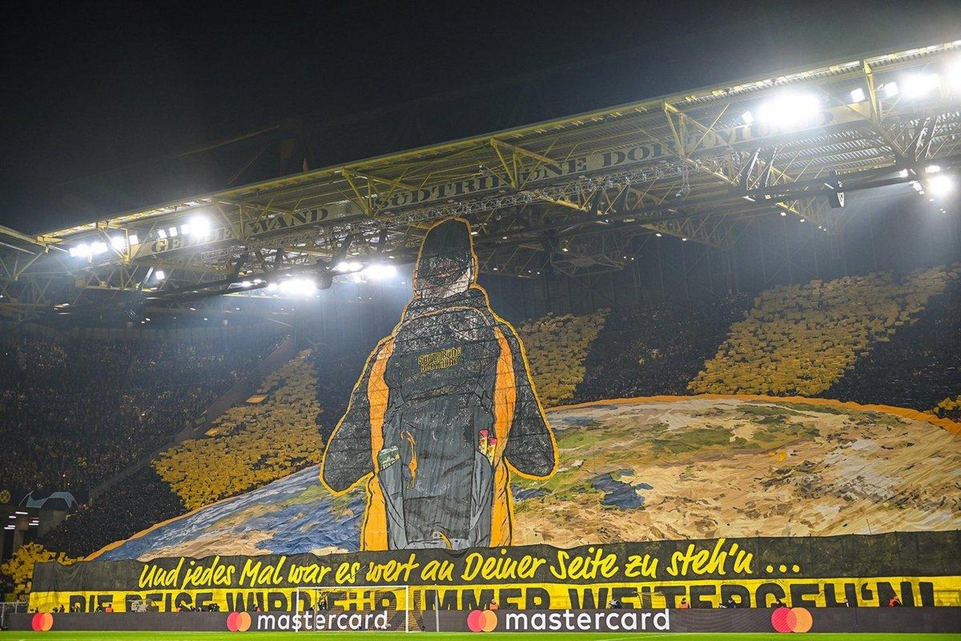 多特蒙德主场tifo:每一次站在你身边都是值得的.旅程将永远继续下去