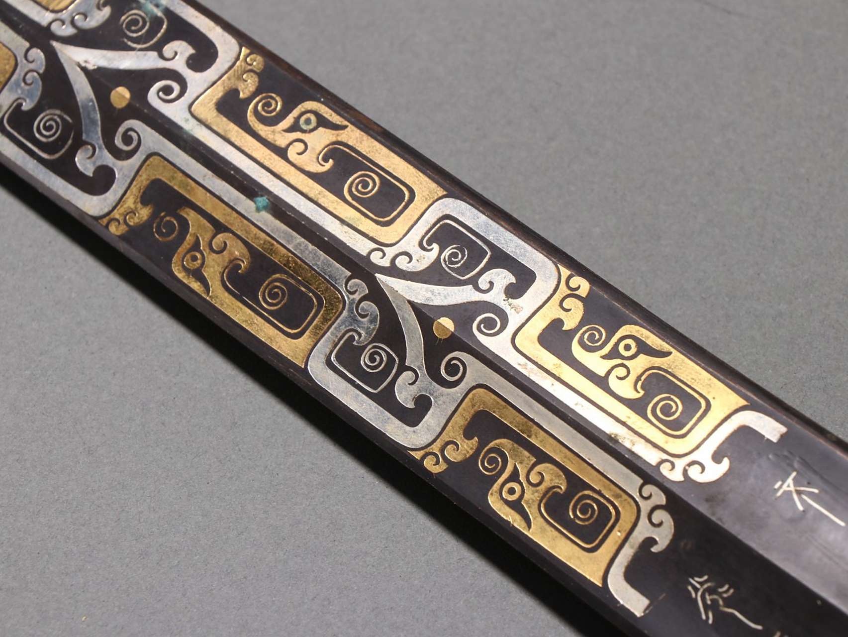 回流 铜错金银嵌宝石剑. 规格:长74.5㎝宽10.5㎝重2256g