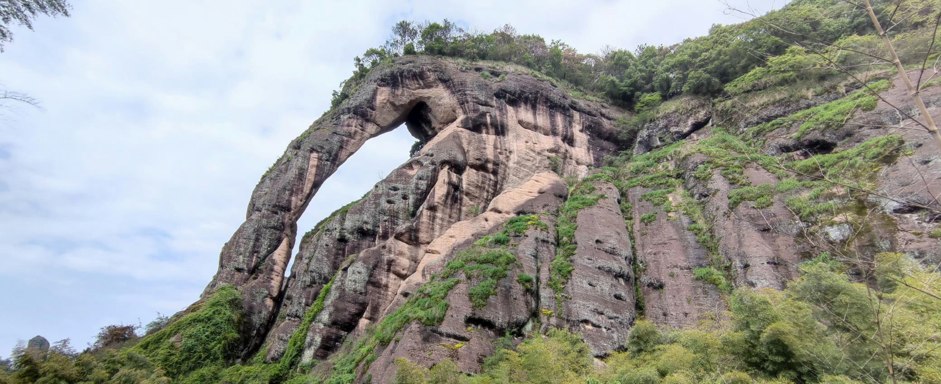 区位于江西省鹰潭市,是中国道教名山之一,也是国家aaaaa级旅游景区