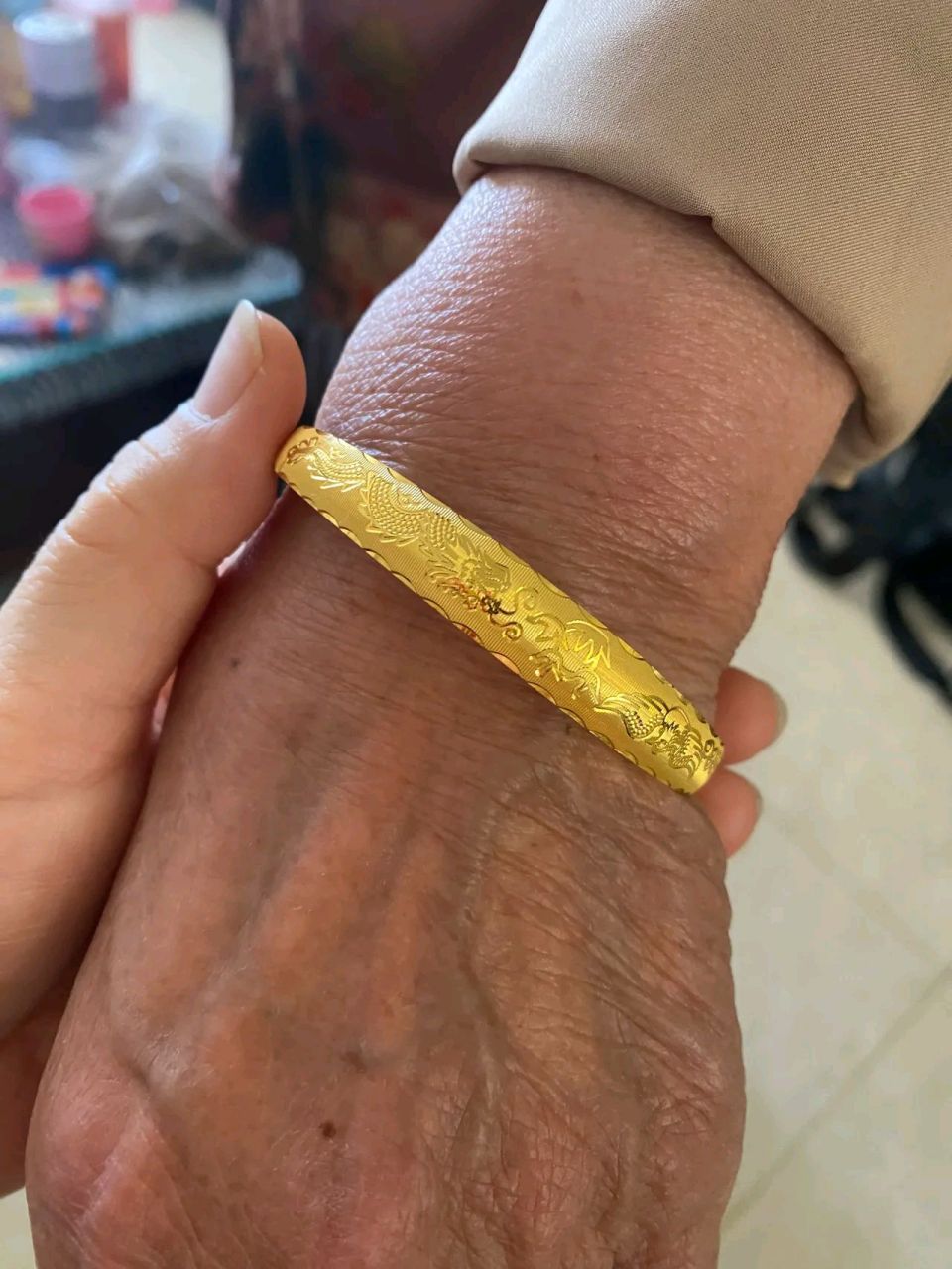 小姑子这次来给婆婆买了个金镯子 老凤祥540一克,镯子40克,工费1100.
