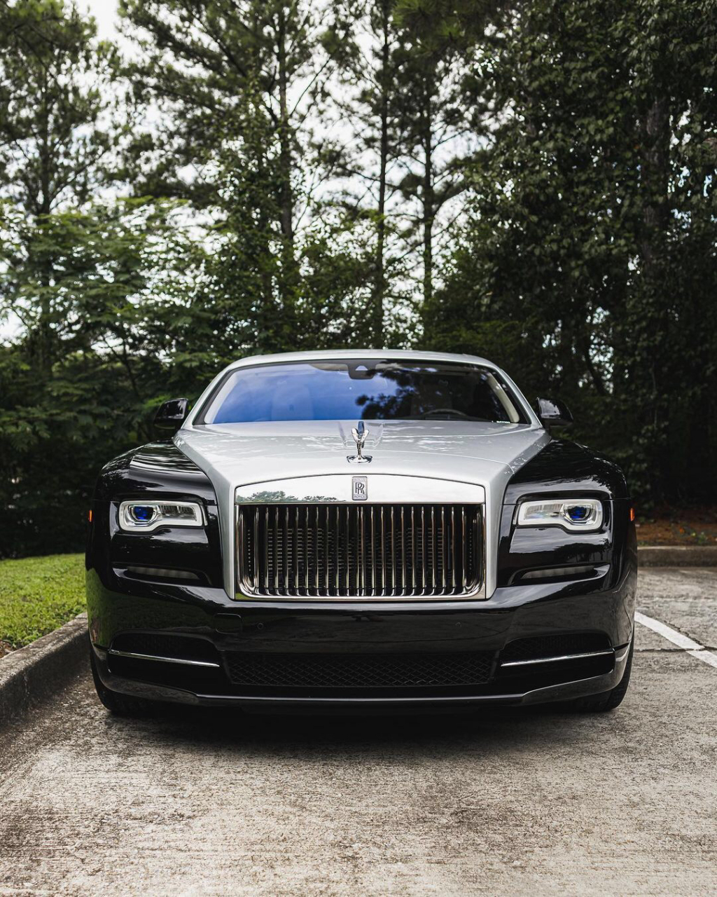 劳斯莱斯魅影,双拼色的外观,银色自由女神车标,你还会挑吗?