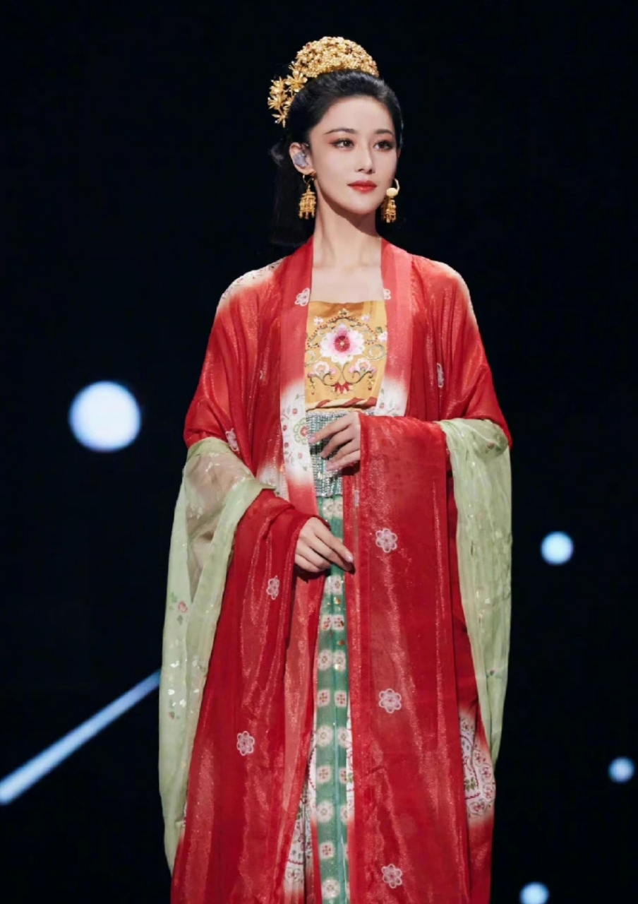 古装张馨予太漂亮啦,她嫁人之后差不多可以说是在家相夫教子了,种花种