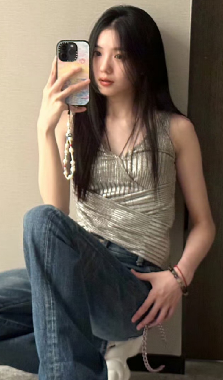 刘浩存蹲着对镜子拍照,脚上那双厚底鞋抢镜了,她在生活里也是小女生