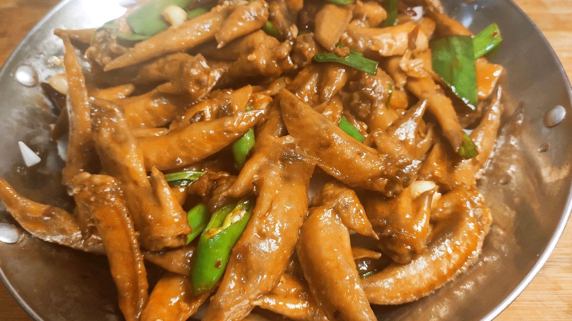 干锅鸡翅尖最好吃的做法,鸡翅外酥里嫩,香辣开胃,一锅都不够吃