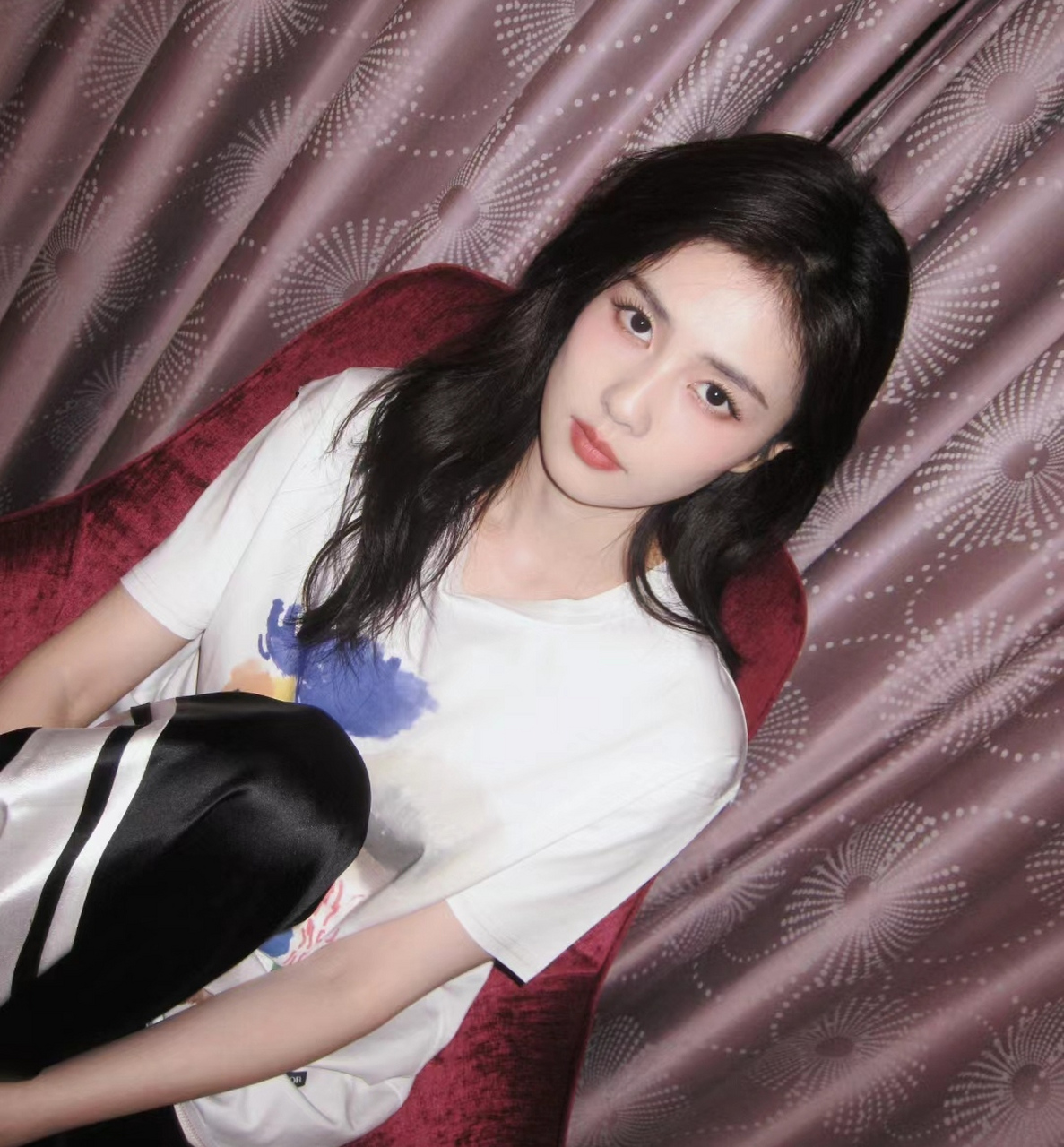 白鹿晒下班照眼神霸气,坐在沙发椅上扮酷气场十足.她现在越来越红,获