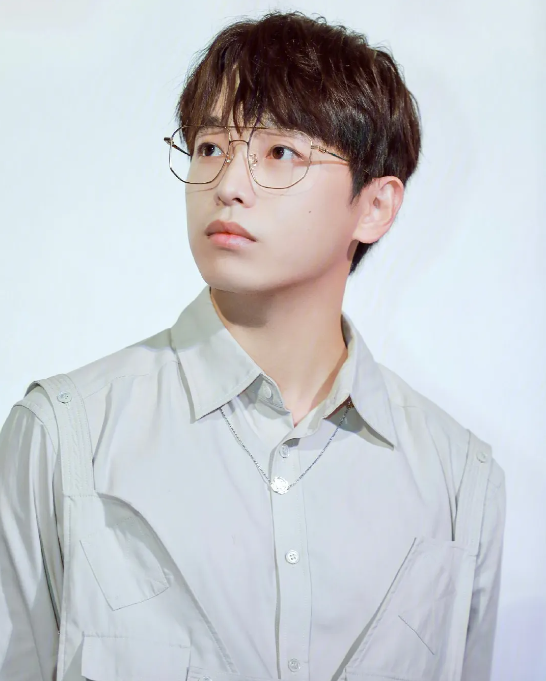 彭昱不避讳公开恋情,恋爱对象为素人,颜值不输明星