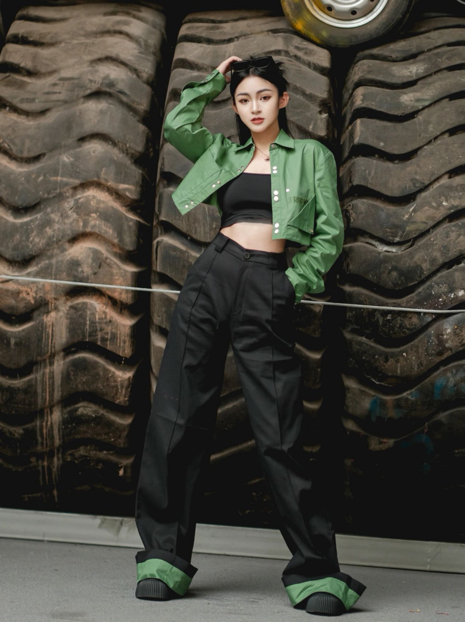 好个性的拍照姿势呀!工装裤配复古衬衫每一帧都很酷90