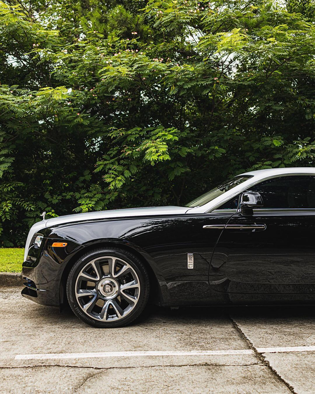 劳斯莱斯魅影,双拼色的外观,银色自由女神车标,你还会挑吗?