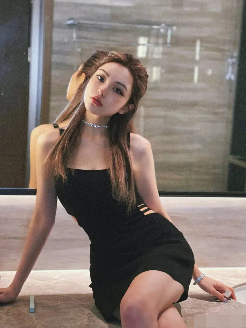 5月12日,罗志祥前女友周扬青发微博自曝在机场过安检,机器识别不出她