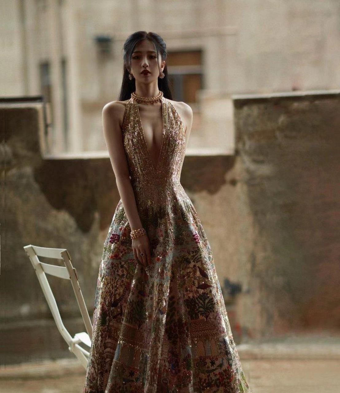 虞书欣,闪钻金色长裙,优雅又明媚.