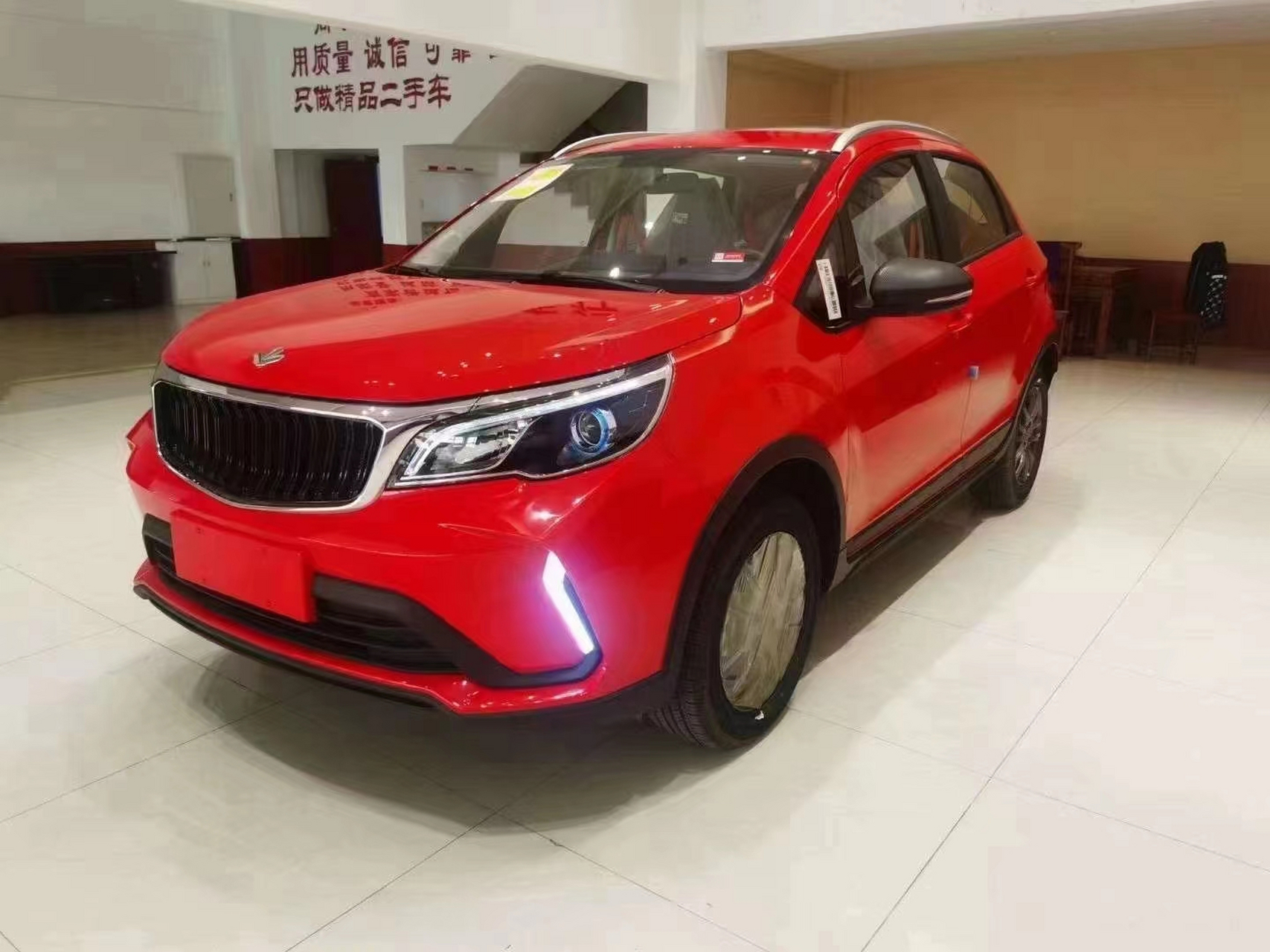 睿蓝枫叶x3 pro红色 ,女士比较喜欢的一款小车.