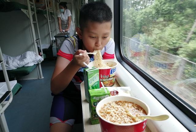 受3号台风的影响,k512次列车佛山站停了下来