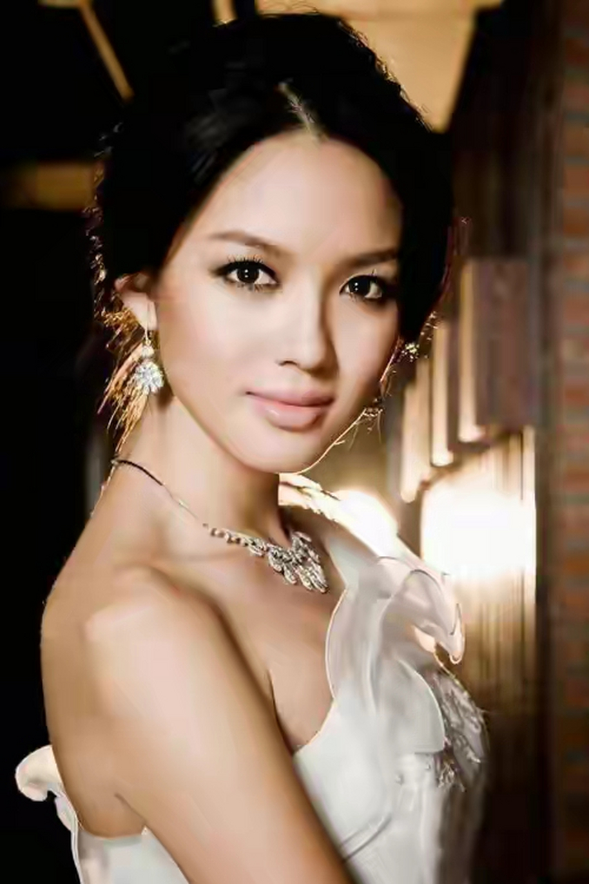 张梓琳晒度假照,俩女儿穿泳装腿长气质佳,妹妹侧颜出镜好漂亮