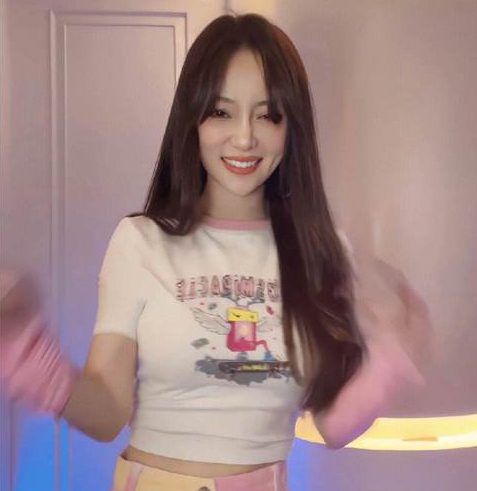 李小璐在家中跳起热舞,豪宅装修极其奢华,她的一圈赘肉引热议