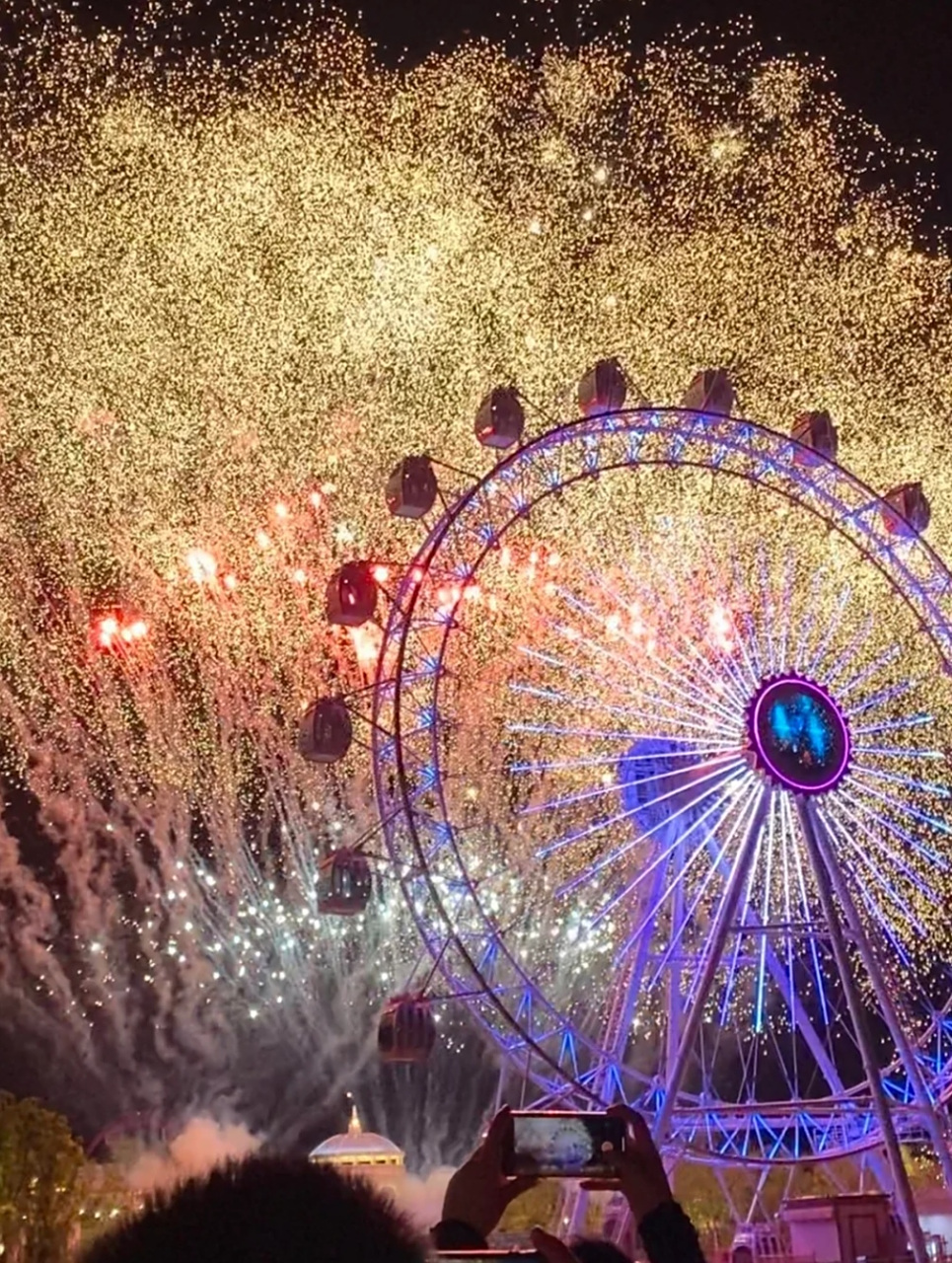 摩天轮下的烟花,好美,留着跨年发