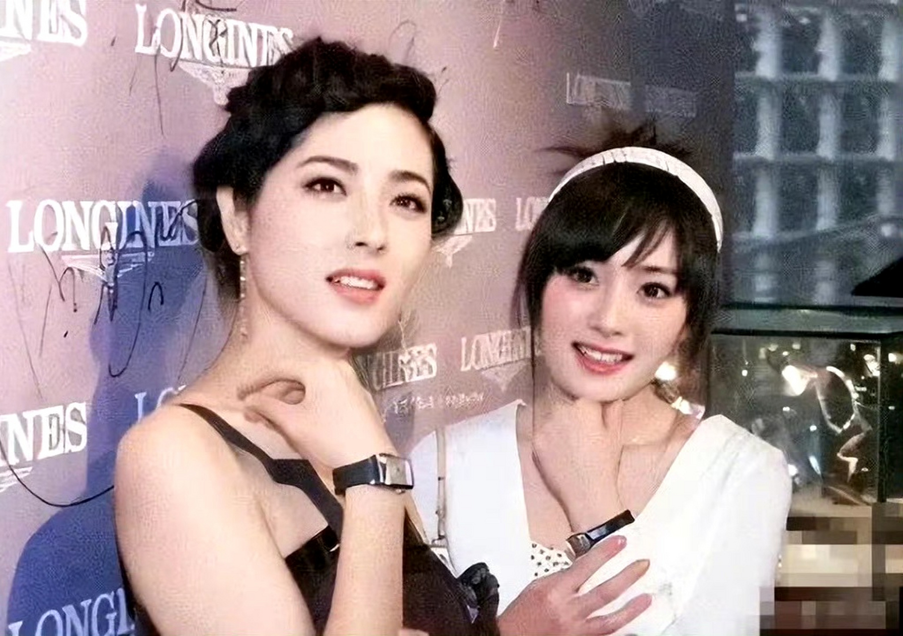 一起来考古杨幂和曾黎以前的合照两人都是大美女,这个合影超有那个