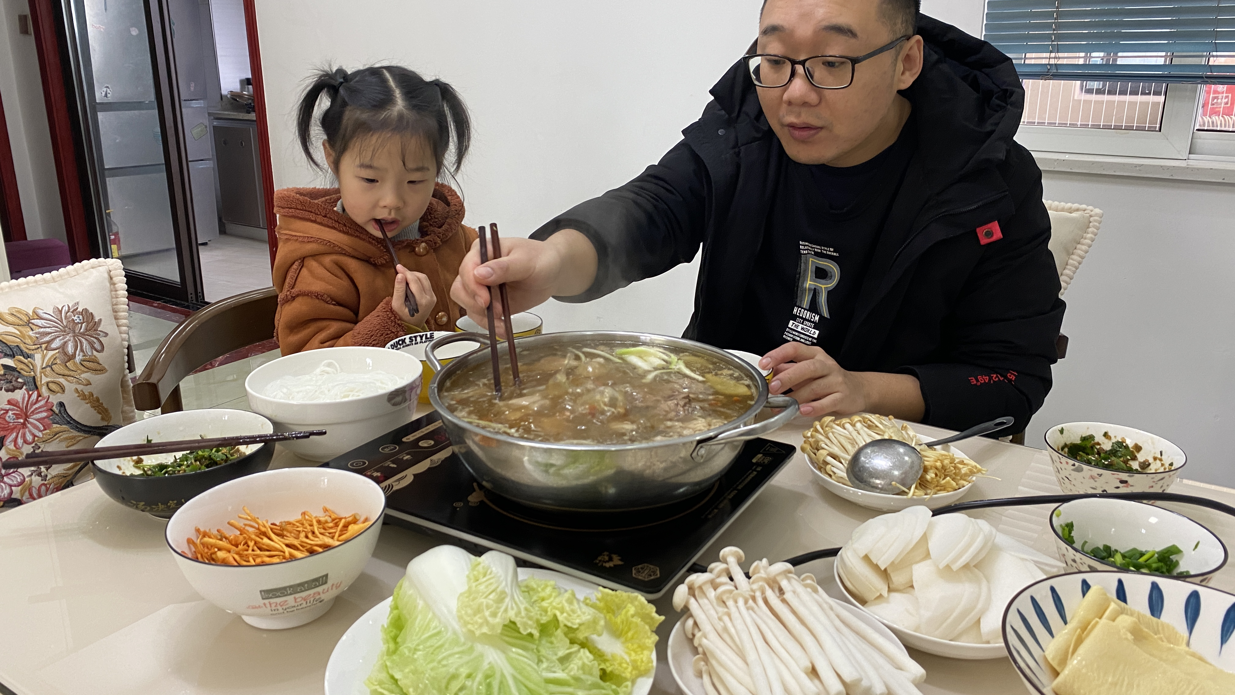 三斤羊肉7个配菜,重庆解封后的第一顿“羊肉火锅”,冬天吃巴适
