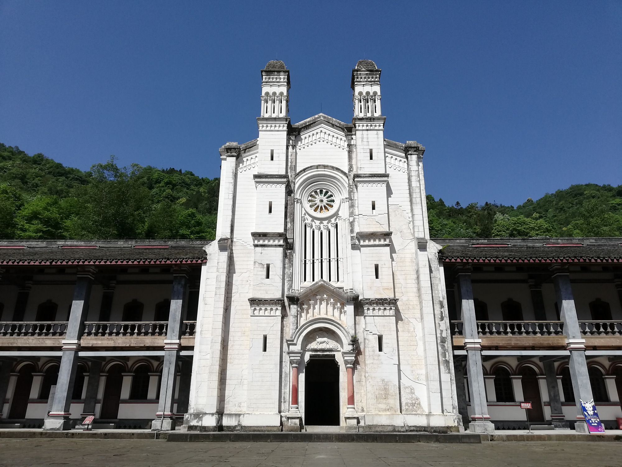 成都彭州白鹿镇大山深处,隐藏着一座宏伟壮丽的天主教领报书院