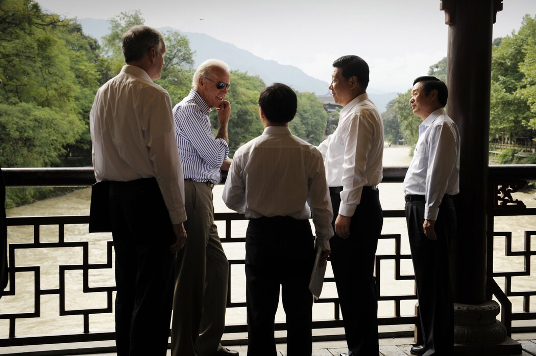 2011年,美国副总统拜登与时任中国国家副主席的习近平在中国都江堰会晤。