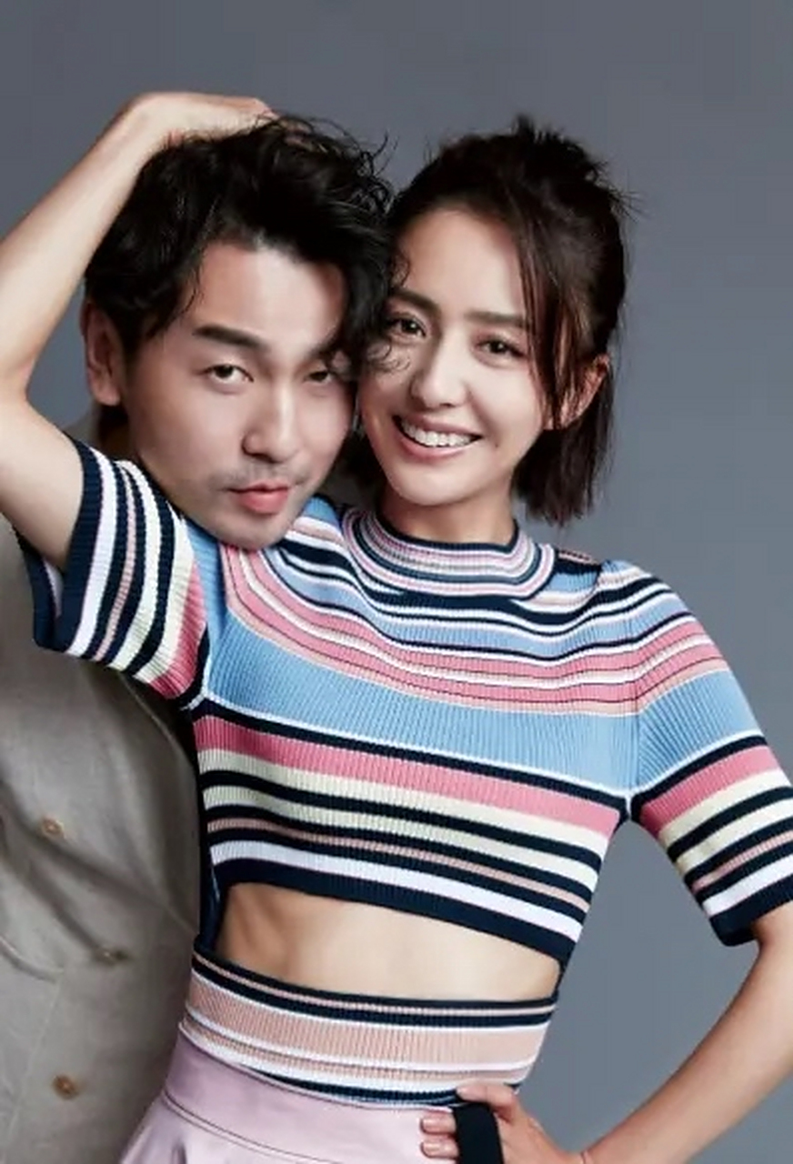 当年,佟丽娅和陈思诚结婚时,雷佳音担任婚礼司仪,但陈思诚的母亲却