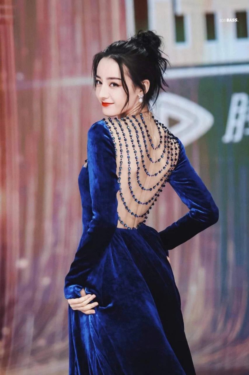 这套蓝色丝绒露背长裙也太适合迪丽热巴了吧,大露背让人一饱眼福