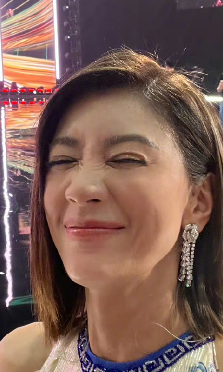 贾静雯在浪姐现场自拍,表情太用力,双眼皮贴都挤出来了,眼尾也有几条